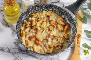 Мидии с сельдереем в сливочном соусе