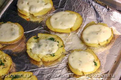 Мятая картошка в духовке с зеленью и моцареллой Мятая картошка в духовке с зеленью и моцареллой