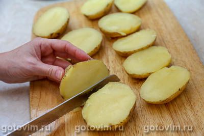 Мятая картошка в духовке с зеленью и моцареллой Мятая картошка в духовке с зеленью и моцареллой