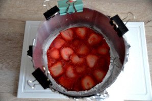 Муссовый торт с лимоном и клубникой