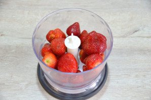 Муссовый торт с лимоном и клубникой