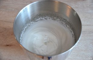 Муссовый торт с лимоном и клубникой