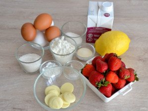 Муссовый торт с лимоном и клубникой