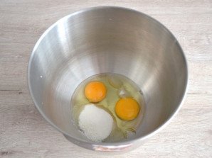 Муссовый торт с лимоном и клубникой