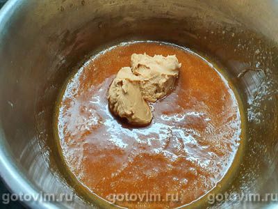 Рулет «Сникерс» с арахисовой карамелью Рулет «Сникерс» с арахисовой карамелью