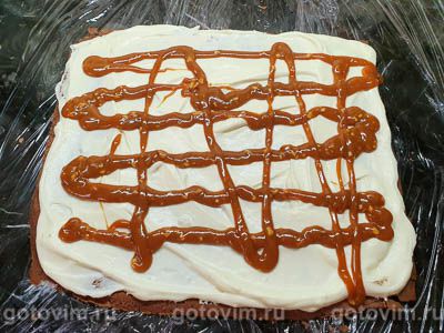 Рулет «Сникерс» с арахисовой карамелью Рулет «Сникерс» с арахисовой карамелью