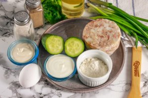 Салат с блинами и огурцом