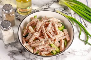 Салат с блинами и огурцом