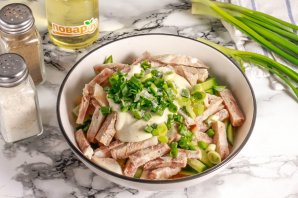 Салат с блинами и огурцом