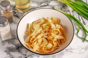 Салат с блинами и огурцом