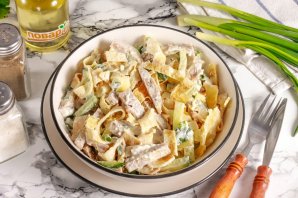 Салат с блинами и огурцом