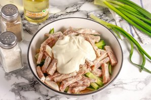 Салат с блинами и огурцом