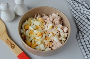Салат с курицей и яйцом
