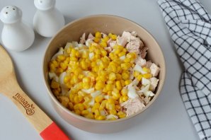 Салат с курицей и яйцом