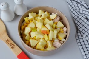 Салат с курицей и яйцом
