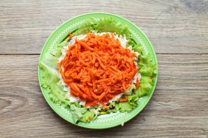 Салат с курицей, яблоком и морковью