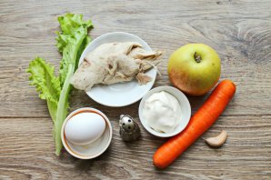 Салат с курицей, яблоком и морковью