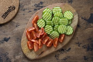 Салат с рукколой, помидорами и авокадо