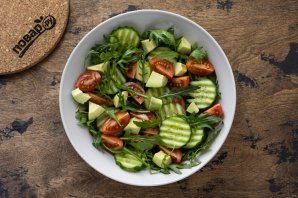 Салат с рукколой, помидорами и авокадо