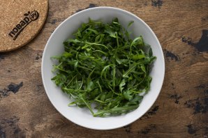 Салат с рукколой, помидорами и авокадо