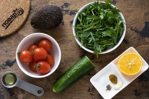 Салат с рукколой, помидорами и авокадо