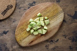 Салат с рукколой, помидорами и авокадо