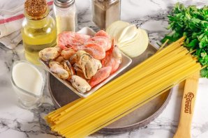 Сливочная паста с креветками и мидиями