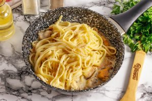 Сливочная паста с креветками и мидиями