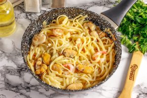 Сливочная паста с креветками и мидиями