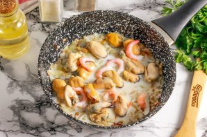 Сливочная паста с креветками и мидиями