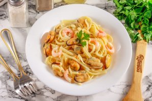 Сливочная паста с креветками и мидиями