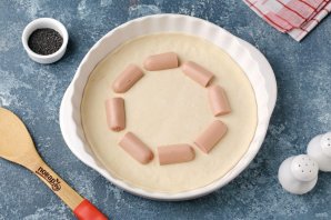 Слоёный пирог с сосисками