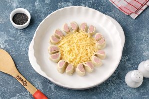 Слоёный пирог с сосисками