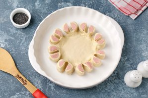 Слоёный пирог с сосисками