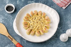 Слоёный пирог с сосисками