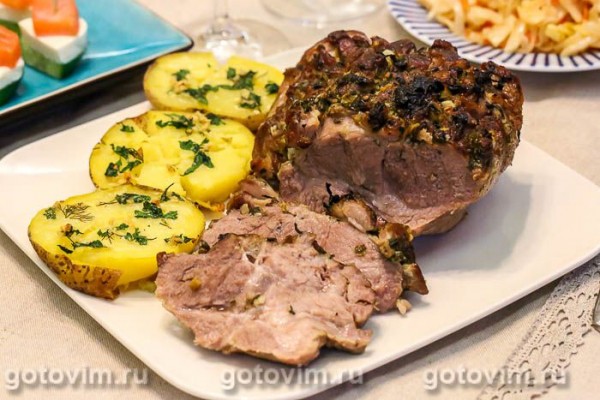 Свиная шейка с соусом гремолата, запеченная в духовке Свиная шейка с соусом гремолата, запеченная в духовке