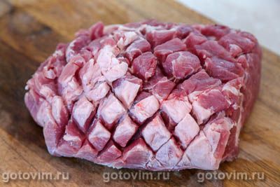 Свиная шейка с соусом гремолата, запеченная в духовке Свиная шейка с соусом гремолата, запеченная в духовке