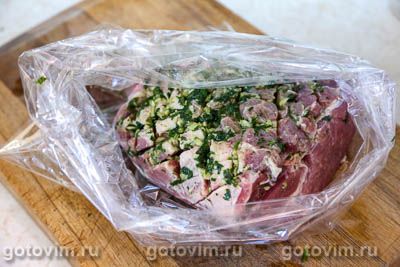 Свиная шейка с соусом гремолата, запеченная в духовке Свиная шейка с соусом гремолата, запеченная в духовке