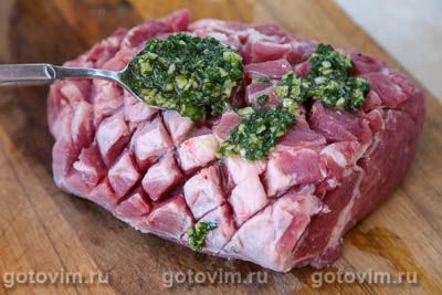 Свиная шейка с соусом гремолата, запеченная в духовке Свиная шейка с соусом гремолата, запеченная в духовке