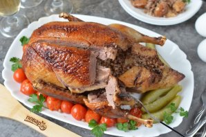 Утка с яблоками и гречкой в духовке