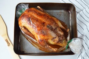 Утка с яблоками и гречкой в духовке