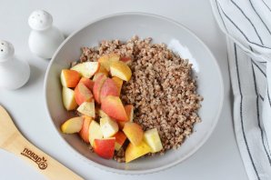 Утка с яблоками и гречкой в духовке