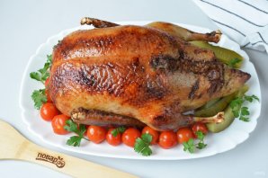 Утка с яблоками и гречкой в духовке