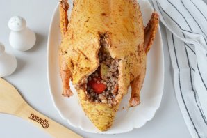 Утка с яблоками и гречкой в духовке