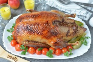 Утка с яблоками и гречкой в духовке