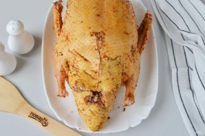 Утка с яблоками и гречкой в духовке