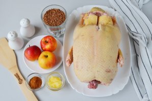 Утка с яблоками и гречкой в духовке