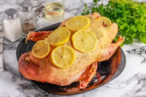 Утка с лимоном и розмарином в духовке