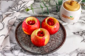 Запеченные яблоки с вишней