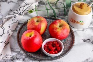 Запеченные яблоки с вишней